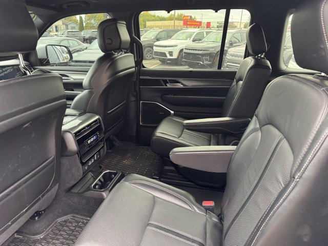 Used 2022 Jeep Wagoneer Series III AWD/4WD image 13