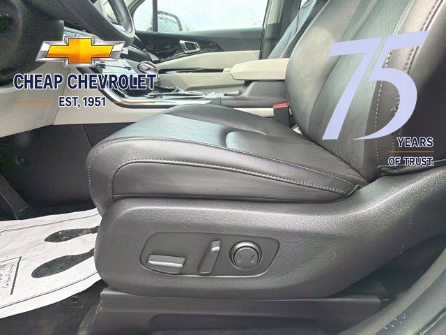 Used 2024 Kia Carnival EX FWD image 8