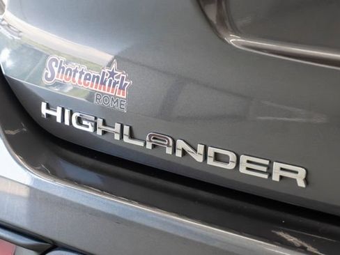 Used 2023 Toyota Highlander XLE FWD image 32