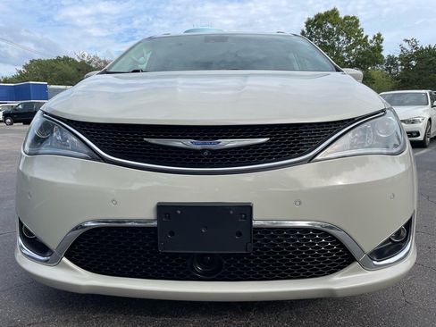 Used 2019 Chrysler Pacifica Touring-L Plus w/ Advanced Safetytec Group image 2