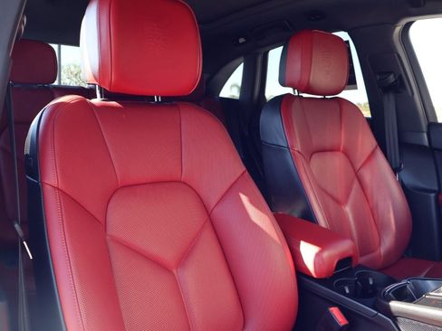 Certified 2025 Porsche Macan image 24