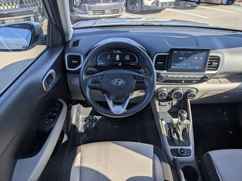Used 2025 Hyundai Venue SEL FWD image 16