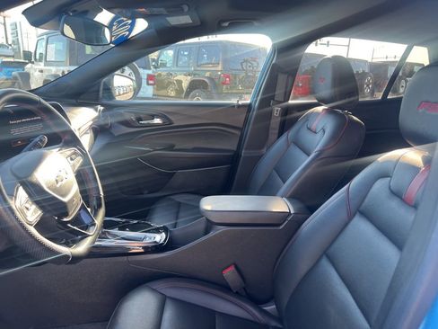 Used 2025 Chevrolet Trax RS w/ Sunroof Package image 9