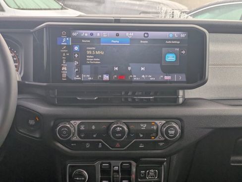 Used 2024 Jeep Gladiator Sport image 15