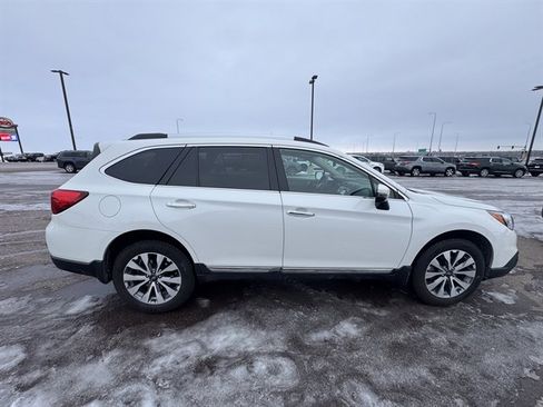 Used 2017 Subaru Outback 3.6R Touring image 5