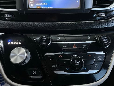 Used 2022 Chrysler Voyager LX image 30