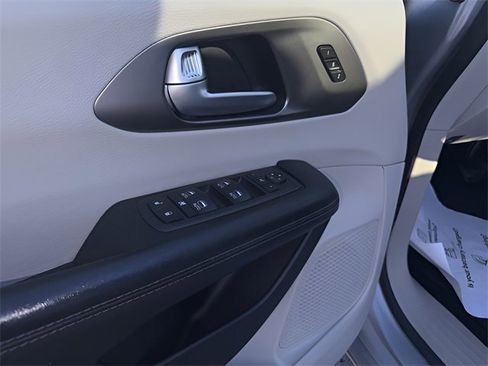 Used 2018 Chrysler Pacifica Limited image 13