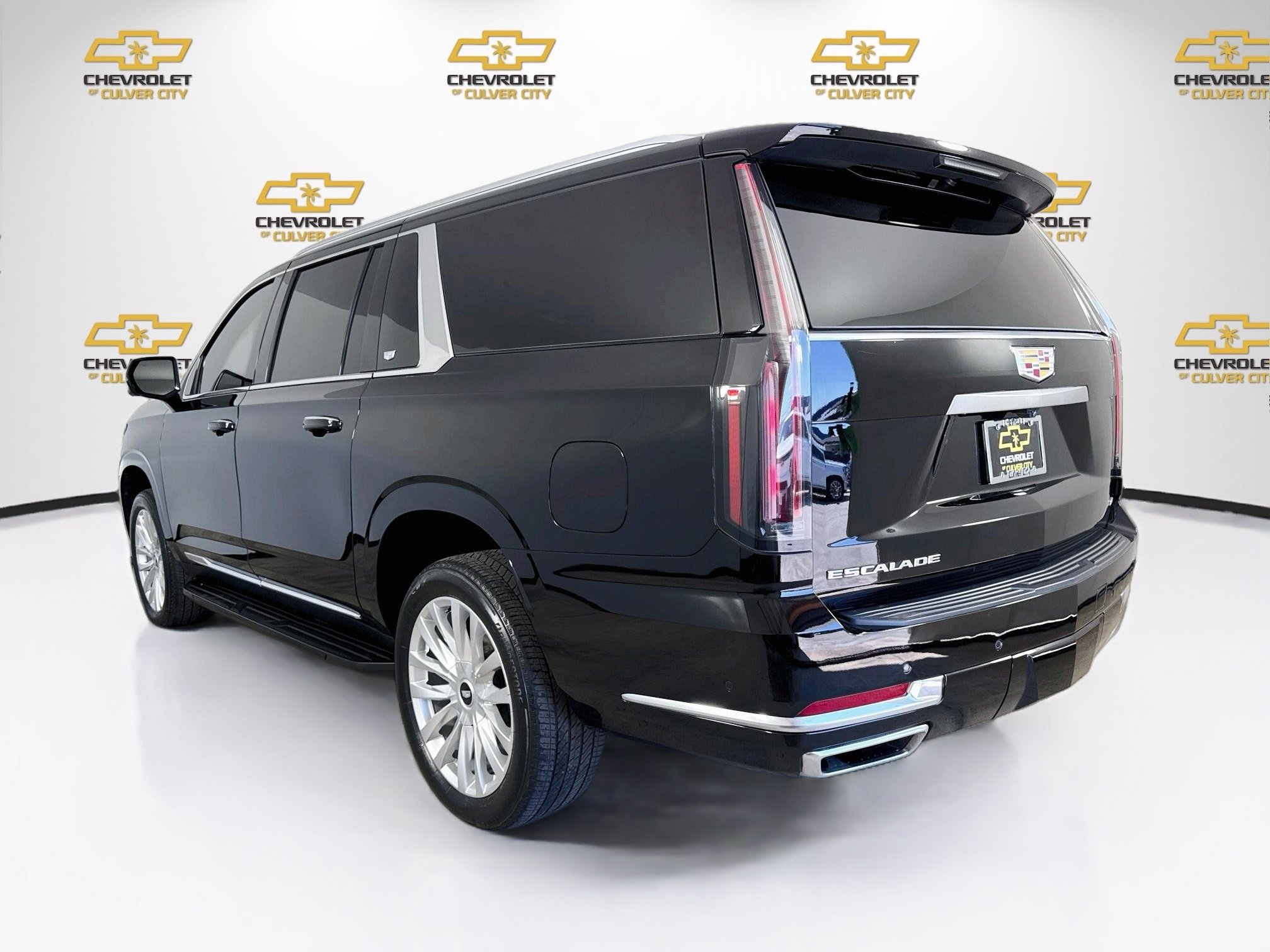 Used 2025 Cadillac Escalade ESV Luxury RWD image 6