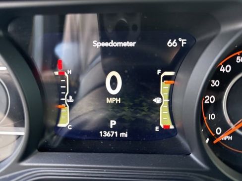 Used 2024 Jeep Wrangler Sahara image 13