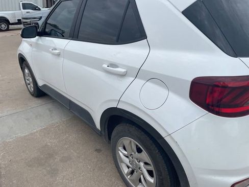 Used 2021 Hyundai Venue SE FWD image 4