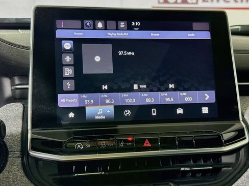 Used 2023 Jeep Compass Latitude w/ Sun and Sound Group AWD/4WD image 7