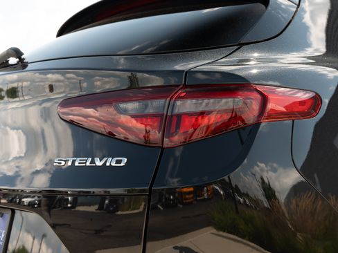 Used 2022 Alfa Romeo Stelvio Ti AWD/4WD image 32