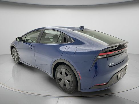 Used 2025 Toyota Prius LE FWD image 4