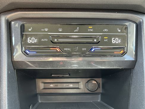 Used 2024 Volkswagen Tiguan SE AWD/4WD image 16