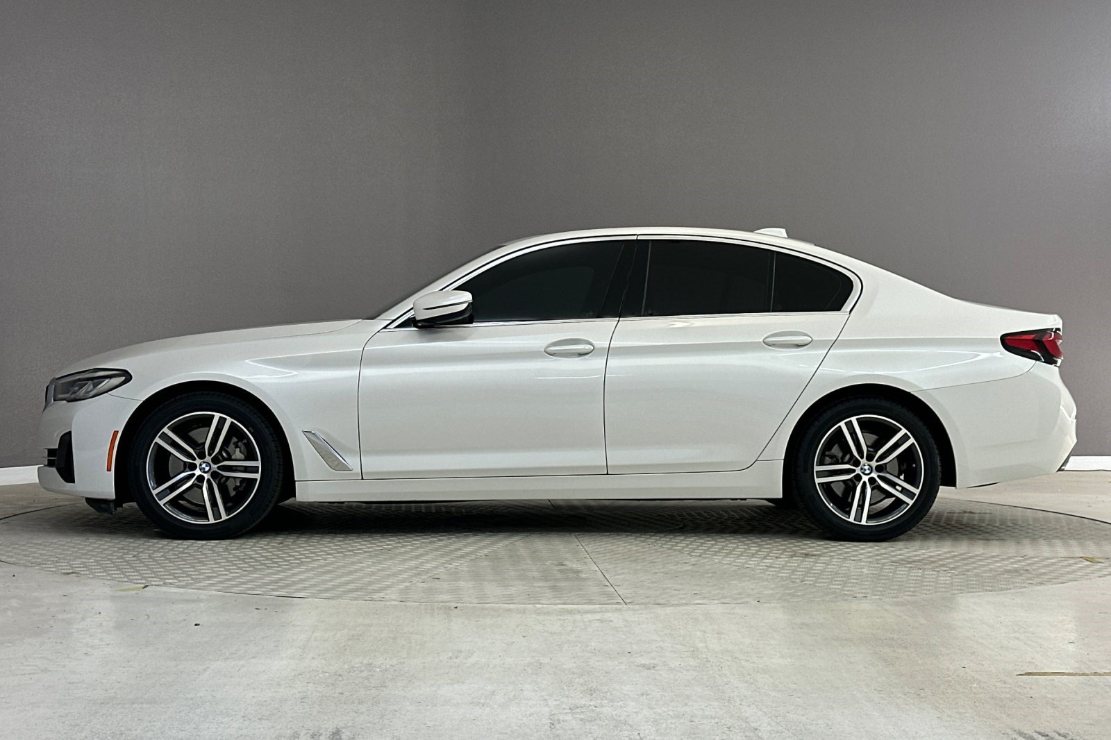 Certified 2023 BMW 530i w/ Convenience Package RWD image 2
