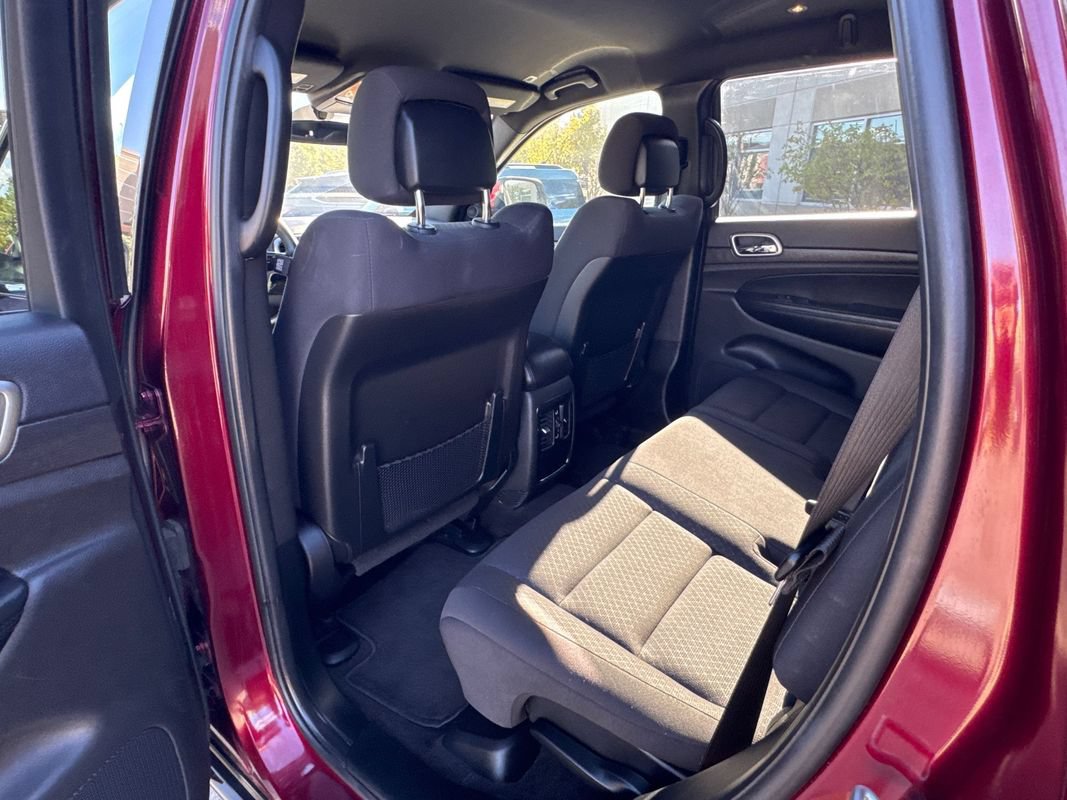 Used 2018 Jeep Grand Cherokee Laredo AWD/4WD image 26