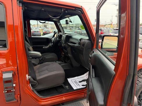 Used 2014 Jeep Wrangler Unlimited Sahara w/ Dual Top Group AWD/4WD image 9