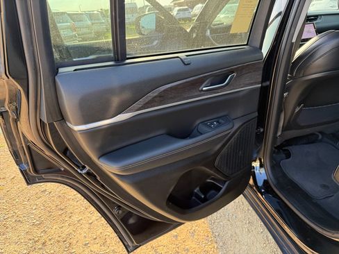 Used 2023 Jeep Grand Cherokee Limited w/ Luxury Tech Group II AWD/4WD image 37
