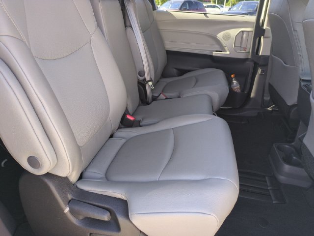 Used 2022 Toyota Sienna XLE FWD image 26