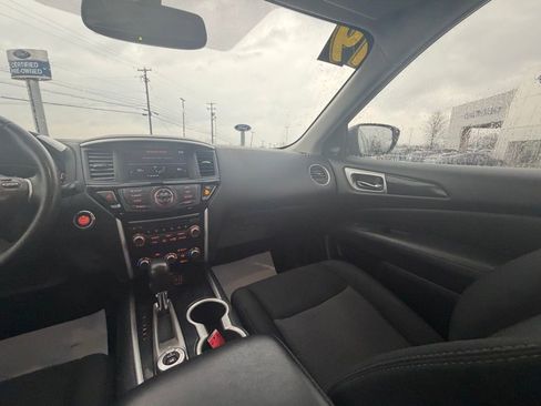 Used 2019 Nissan Pathfinder SV image 14