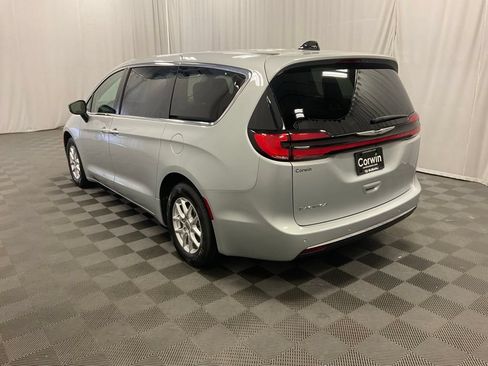 Used 2024 Chrysler Pacifica Touring-L FWD image 7