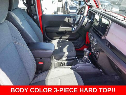 Used 2025 Jeep Wrangler Sahara image 15