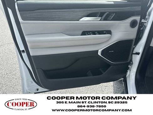 Used 2024 Jeep Wagoneer L Series II w/ Flexible Seating Group RWD image 10