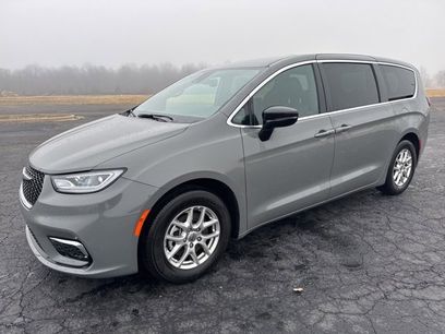 Used 2025 Chrysler Pacifica Select