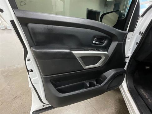 Used 2022 Nissan Titan SV RWD image 9