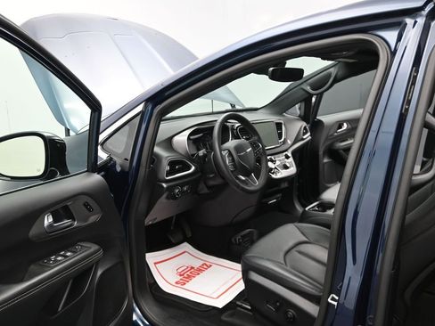 Used 2025 Chrysler Pacifica Select image 13