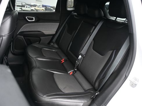 Used 2023 Jeep Compass Latitude image 10