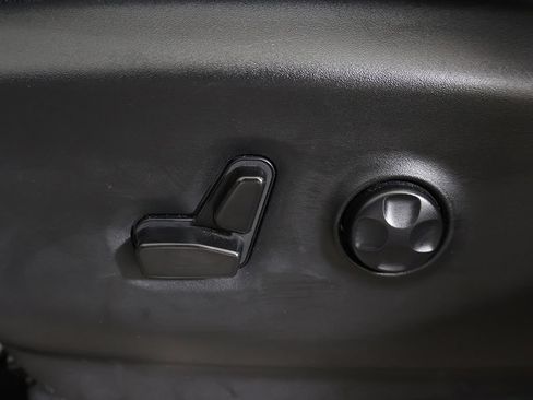 Used 2024 Chrysler Pacifica Touring-L FWD image 31