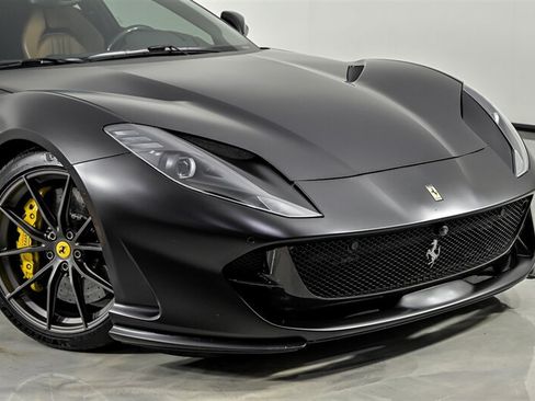 Used 2018 Ferrari 812 Superfast RWD image 2