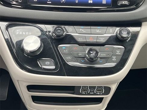 Used 2024 Chrysler Pacifica Touring-L image 15