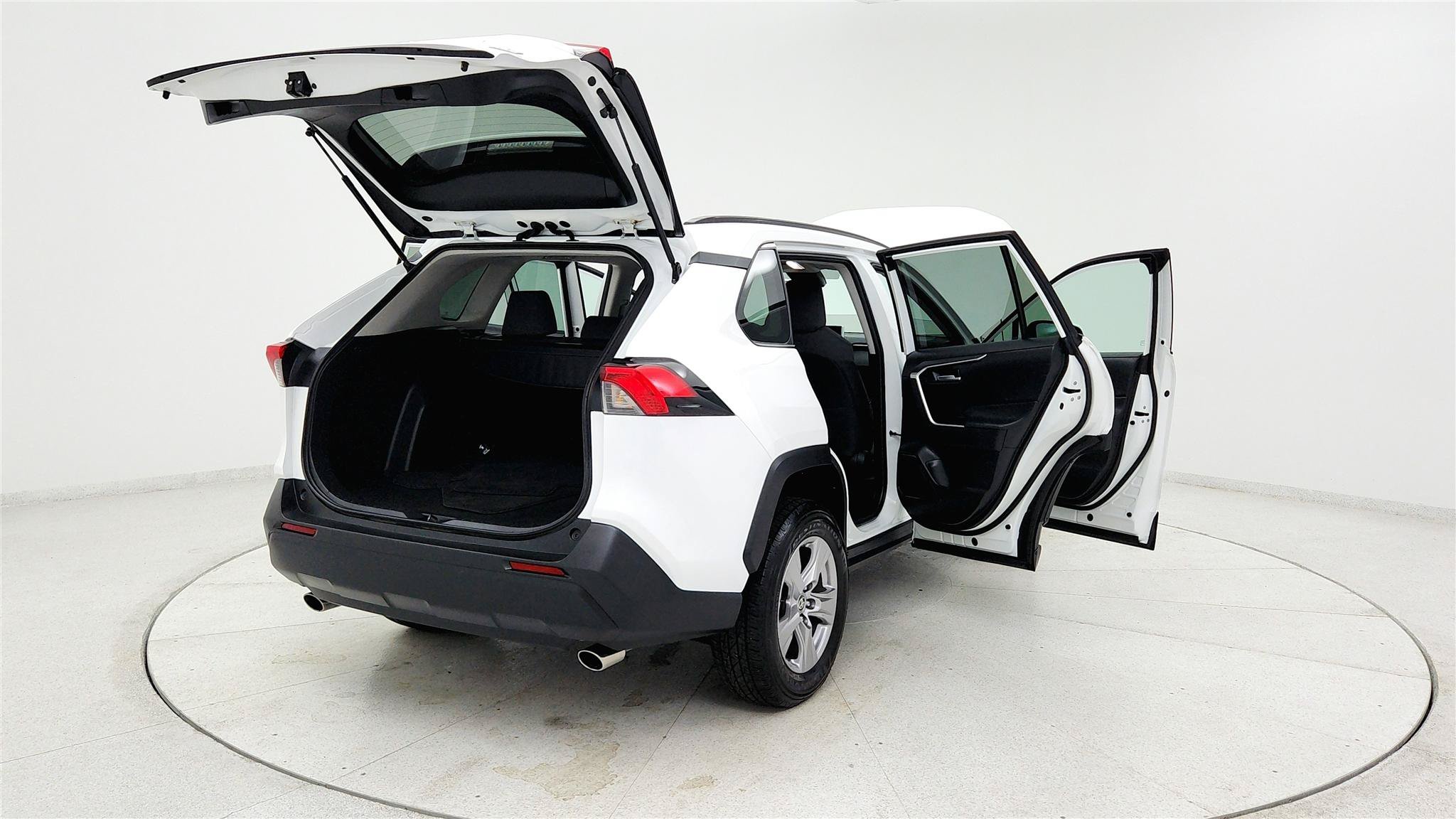 Used 2025 Toyota RAV4 XLE FWD image 31