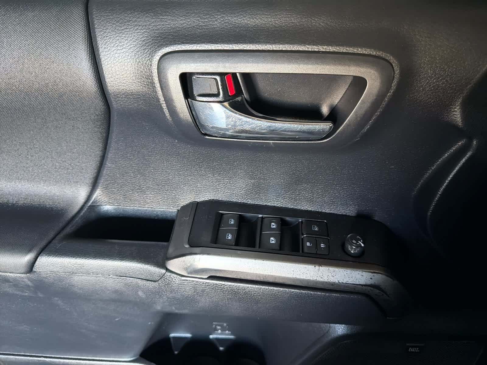 Used 2019 Toyota Tacoma TRD Off-Road AWD/4WD image 12