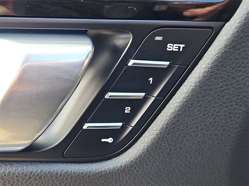 Certified 2025 Porsche Macan image 22