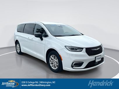 Used 2025 Chrysler Pacifica Select