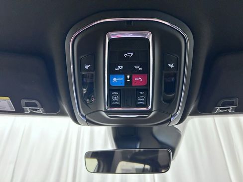 Used 2025 Jeep Grand Cherokee Altitude AWD/4WD image 17