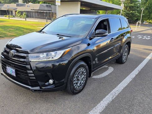 Used 2017 Toyota Highlander SE AWD/4WD image 1