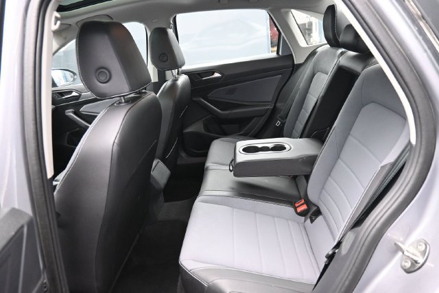 Used 2025 Volkswagen Jetta SE FWD image 29