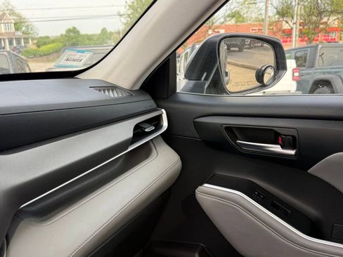 Used 2022 Toyota Highlander XLE image 22