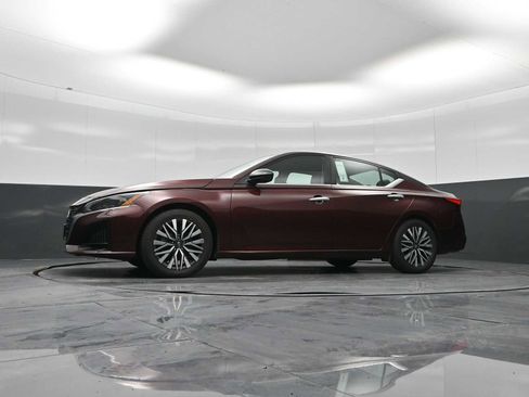 Used 2024 Nissan Altima 2.5 SV image 32