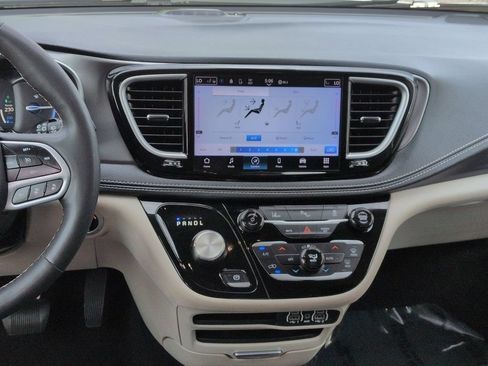 Used 2023 Chrysler Pacifica Touring-L FWD image 17