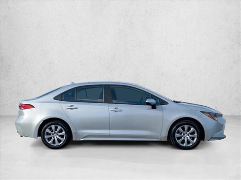 Used 2022 Toyota Corolla LE image 4