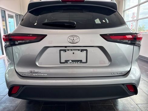 Used 2024 Toyota Highlander LE AWD/4WD image 7