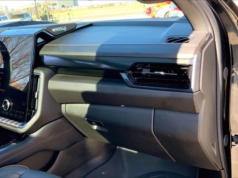 Used 2025 GMC Yukon XL AT4 w/ AT4 Premium Plus Package image 19