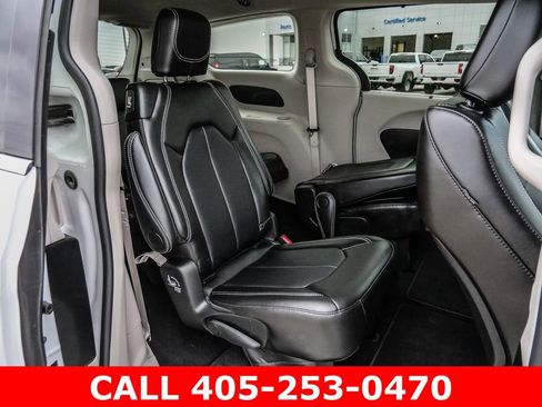 Used 2024 Chrysler Pacifica Touring-L AWD/4WD image 17