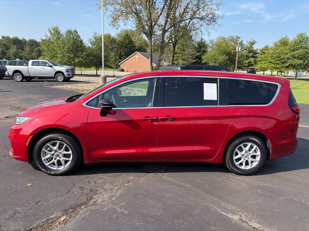 Certified 2025 Chrysler Pacifica Select FWD image 11