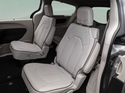 Used 2018 Chrysler Pacifica Limited FWD image 18
